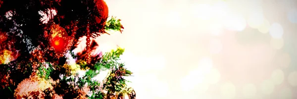 Samengestelde Afbeelding Van Tabel Tegen Kerst Ornamenten Opknoping Boom — Stockfoto