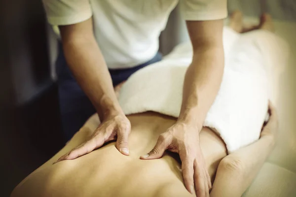 Physiotherapeutin Gibt Einer Frau Klinik Rückenmassage — Stockfoto