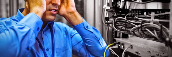 Técnico Ficando Estressado Com Manutenção Servidor Sala Servidores — Fotografia de Stock