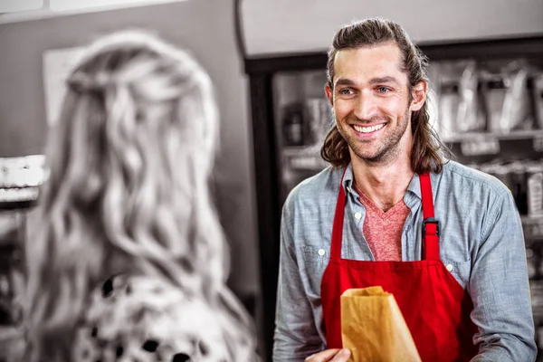 Усміхнений Чоловічий Персонал Взаємодіє Жінкою Супермаркеті — стокове фото