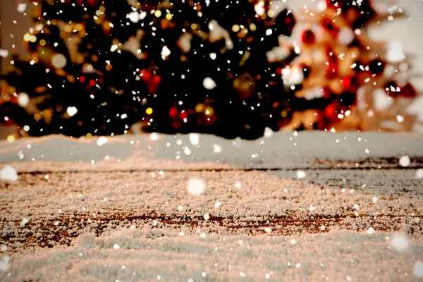 Sneeuw Vallen Tegen Houten Tafel Bedekt Met Sneeuw — Stockfoto