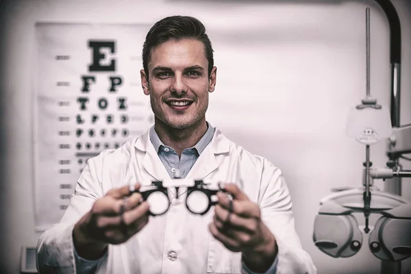 Retrato Optometrista Sorridente Segurando Mensageiro Clínica Oftalmologia — Fotografia de Stock