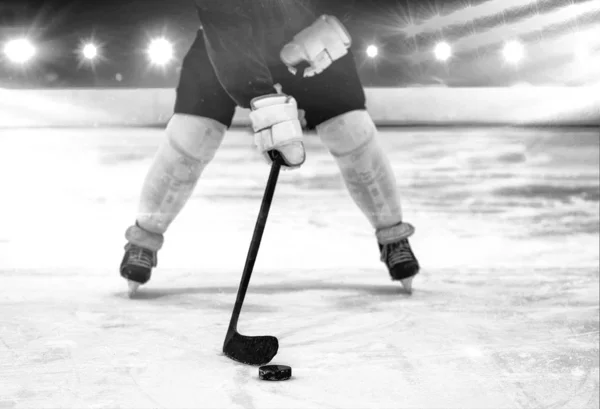 Игрок Играет Хоккей Против Композитного Образа Прожектора — стоковое фото