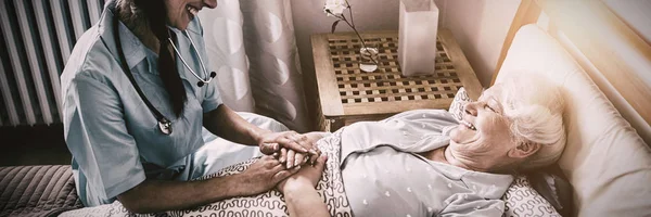 Enfermeira Interagindo Com Mulher Idosa Cama Quarto — Fotografia de Stock