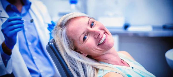 Retrato Paciente Mujer Sonriendo Clínica Dental — Foto de Stock