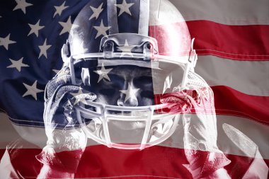 Amerikan futbolu oyuncusu rugby kask ile ayakta karşı buruşuk Amerikan bayrağı tam kare