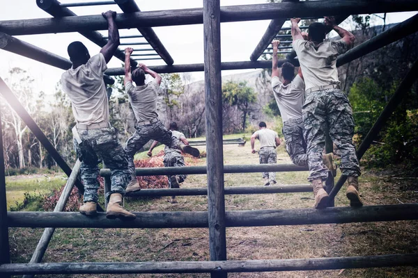Rear View Soldiers Climbing Monkey Bars — Stock Photo, Image