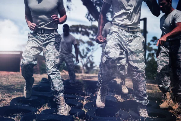 Εκπαιδευτής Δίνει Εκγύμναση Για Στρατιωτική Στρατιώτες Στο Στρατόπεδο Εκκίνησης — Φωτογραφία Αρχείου