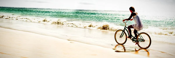 Mujer Despreocupada Paseo Bicicleta Por Playa — Foto de Stock