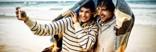 Feliz Jovem Casal Tomando Selfie Praia Durante Inverno — Fotografia de Stock