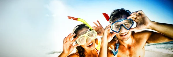 Portret Szczęśliwa Para Młoda Pozowanie Maska Nurkowania Plaży — Zdjęcie stockowe