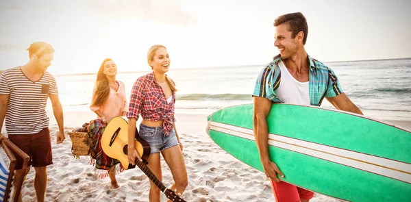 Amigos Carregando Uma Prancha Surf Cesta Praia — Fotografia de Stock