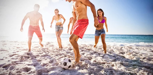 Χαρούμενα Φίλους Παίζοντας Ποδόσφαιρο Στην Παραλία — Φωτογραφία Αρχείου