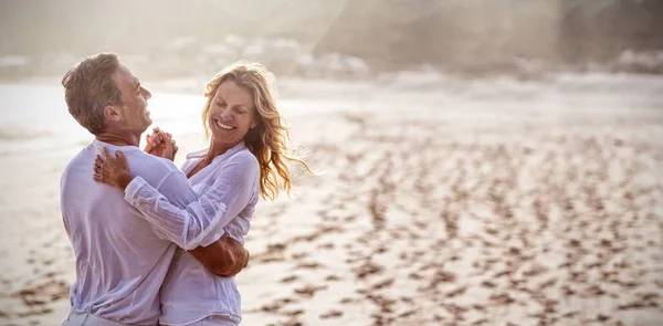 Gelukkig Ouder Paar Plezier Samen Het Strand — Stockfoto