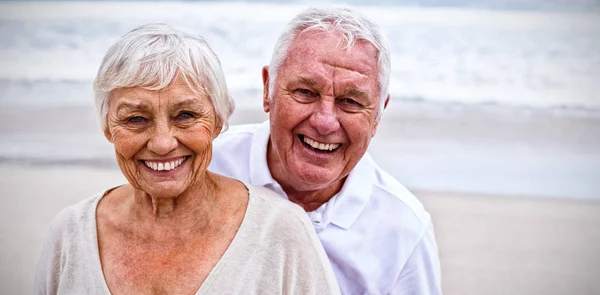 Retrato Una Sonriente Pareja Ancianos Pie Playa —  Fotos de Stock