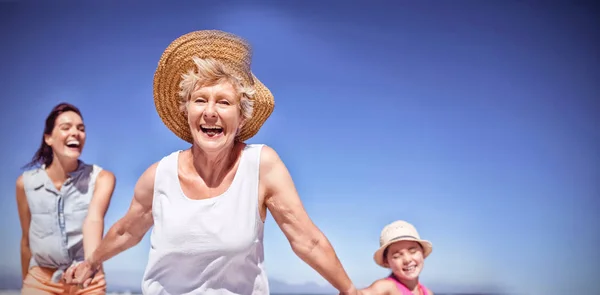 Fröhliche Mehrgenerationenfamilie Strand Bei Sonnigem Tag — Stockfoto