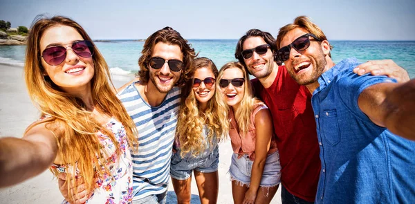 Χαρούμενα Φίλους Στέκεται Στην Ακτή Στην Παραλία Κατά Διάρκεια Της — Φωτογραφία Αρχείου