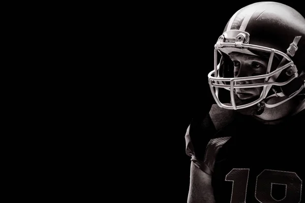 美国足球运动员拿着橄榄球头盔站着的特写镜头 — 图库照片