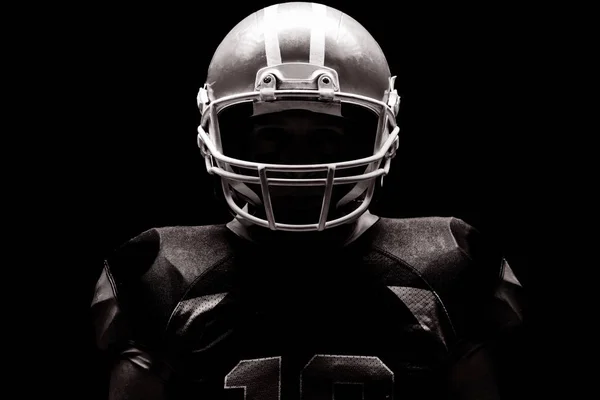 Jogador Futebol Americano Com Capacete Rugby Contra Fundo Preto — Fotografia de Stock