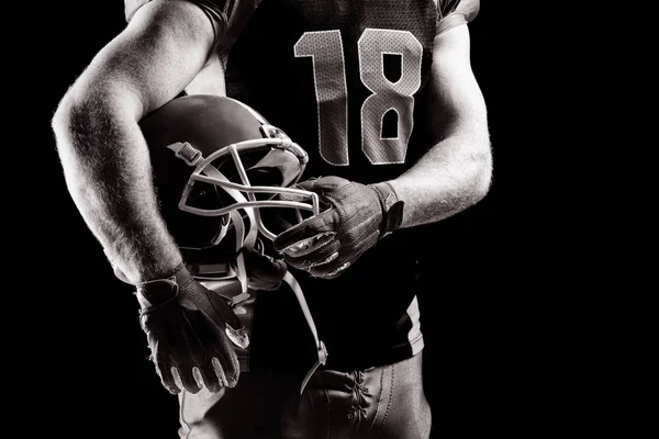 美国足球运动员拿着橄榄球头盔的中段 — 图库照片