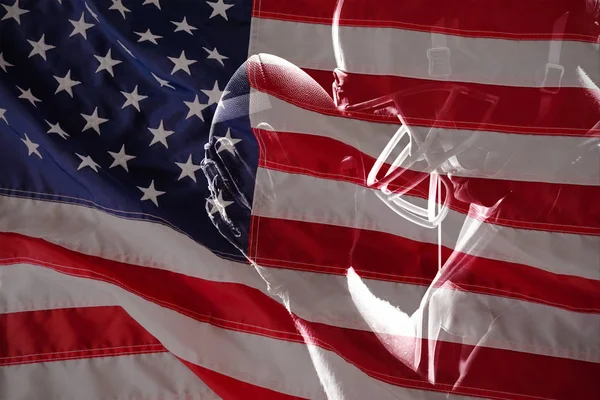 Закри Прапор Проти Американського Футболу Гравець Стоячи Регбі Шолом — стокове фото
