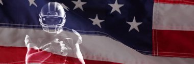 Close-up Amerikan futbolu oyuncusu ragbi topu tutan kask içinde karşı kırmızı ve beyaz Amerikan bayrağı