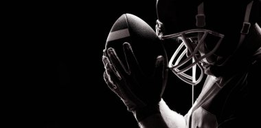 Close-up rugby kask ve topu ile ayakta Amerikan futbolu oyuncusu