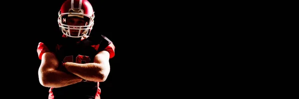 Американский Футболист Шлеме Стоит Скрещенными Руками Черном Фоне — стоковое фото