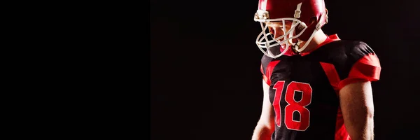Задумчивый Американский Футболист Шлеме Стоит Черном Фоне — стоковое фото