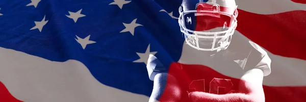 Americká Vlajka Hvězdami Pruhy Proti Hráč Amerického Fotbalu Helmě Stojící — Stock fotografie