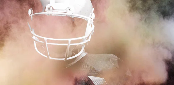 对站在橄榄球头盔上的美国足球运动员的彩粉飞溅 — 图库照片