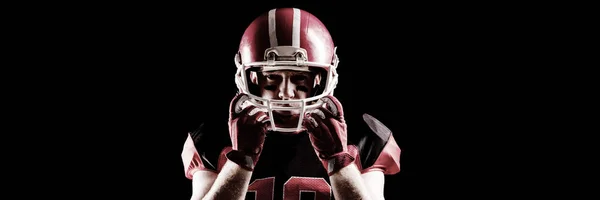 Jogador Futebol Americano Com Capacete Rugby Contra Fundo Preto — Fotografia de Stock