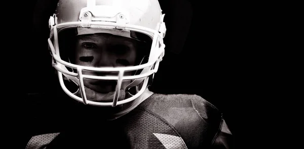 美国足球运动员拿着橄榄球头盔站着的特写镜头 — 图库照片