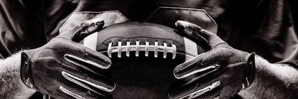 Средняя Секция Американского Футболиста Стоящего Шлемом Мячом — стоковое фото