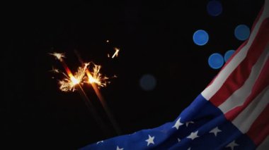 Geceleri dijital animasyon Amerikan bayrağı ve havai fişekleri. Bokeh mavi ışıklar arka planda