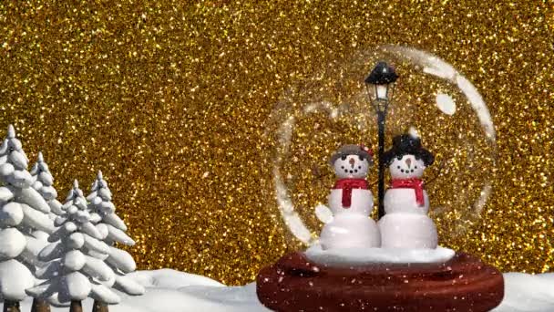 光沢のある金色の背景に対して雪だるまカップルのかわいいクリスマス アニメーション 雪の世界に降る雪 — ストック動画