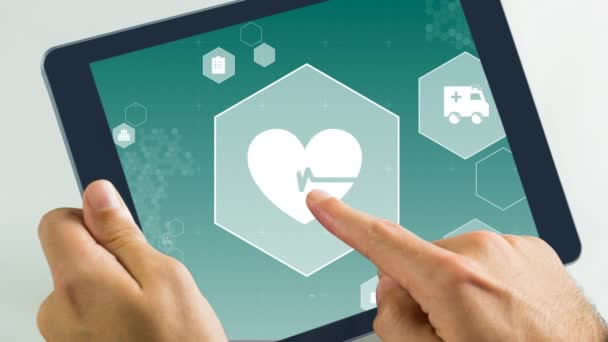 心臓の鼓動とデジタル タブレットで救急車のデジタル アニメーション 画面をタッチする約医師 — ストック動画