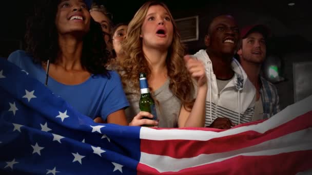 Ενθουσιασμένοι Οπαδοί Ζητωκραυγάζουν Κατά Διάρκεια Ενός Αθλητικού Αγώνα Αμερικανική Σημαία — Αρχείο Βίντεο
