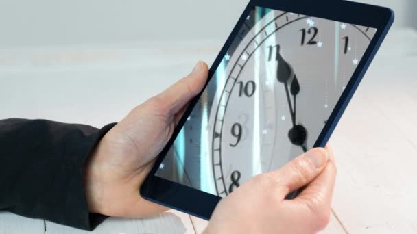 Digitale Animation Einer Geschäftsfrau Die Ein Digitales Tablet Hält Uhr — Stockvideo