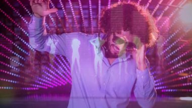 Barda müzik karıştırma dijital animasyon gösteren gülümseyen disko jokey. İnsanlar dans, soundtrack ve arka planda renkli disko ışıkları