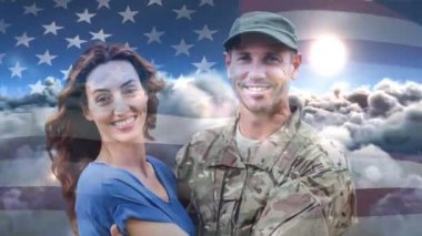 Dijital animasyon Amerikan askerinin karşı Amerikan bayrağı eve döndükten sonra karısı kucaklayan. Amerikan bayrağı bulut ve güneş sallanan 