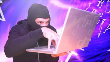 Dijital animasyon hacker dizüstü parlak mor arka plan karşı kullanma. İkili teknoloji kodları 