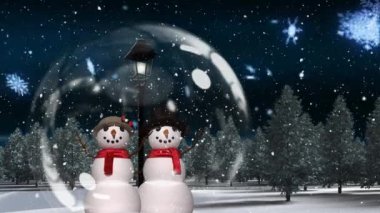 Kardan adam kaç karlı orman içinde sevimli Noel animasyon. Kar kar tanesi arka planı ormandaki düşme