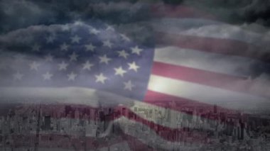 Amerikan bayrağının gökyüzünde sallanan dijital animasyon. Bulut ve arka planda cityscape