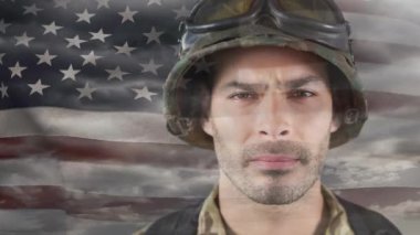Dijital animasyon gurur Amerikan asker karşı Amerikan bayrağı. Amerikan bayrağı rüzgar ve gökyüzünde kara bulutlar sallanan 