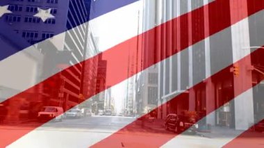Amerikan bayrağı şehrin karşı rüzgarda sallanan dijital animasyon. Gökdelenler ve şehrin yol
