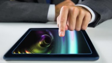 Dijital animasyon dijital tablet hareketli renk bantları. İşadamı hakkında dokunmatik ekran 