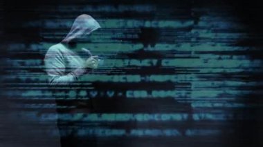Dijital animasyon kukuletalı hacker dizüstü bilgisayar kullanarak. Arka planda hareketli dijital programlama kodları