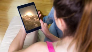 Kadının onu dijital laptop vasıl ev, beyaz bulutlar gökyüzü günbatımı hareket kullanarak dijital animasyon 