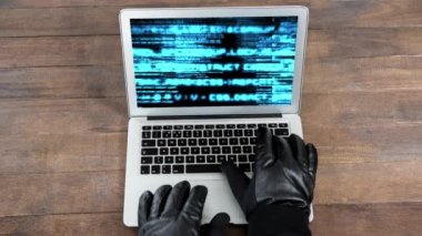 Hacker dijital animasyon laptop klavye üzerinde eller. Dizüstü ekran dijital teknoloji kodları